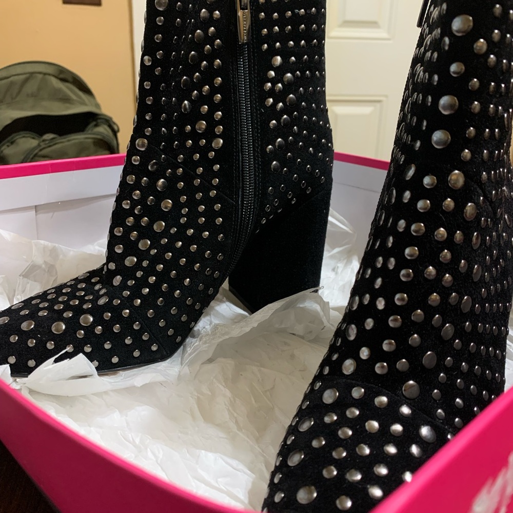 New Vince Camuto Drista Suede Ankle Bootsies.